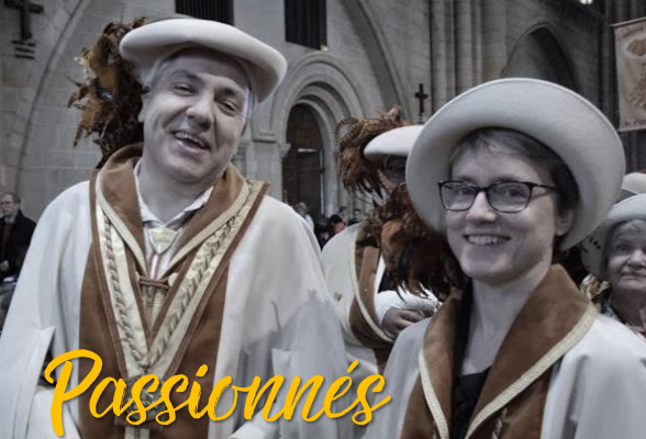 Olivier et Sonia, fondateurs passionnés de la boulangerie, en tenue d'honneur lors d'une cérémonie traditionnelle.